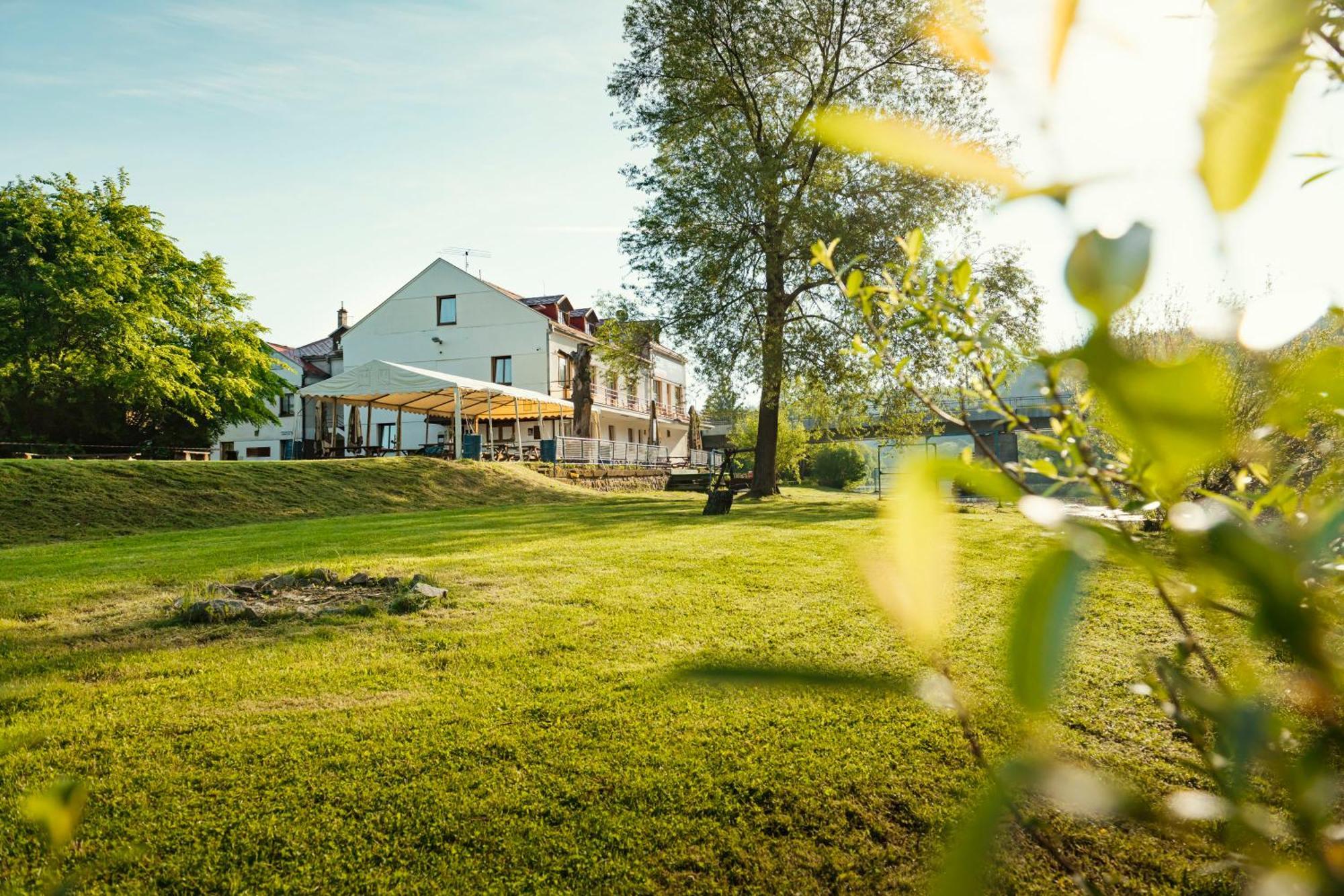 Hotel Ostende Chocerady Dış mekan fotoğraf