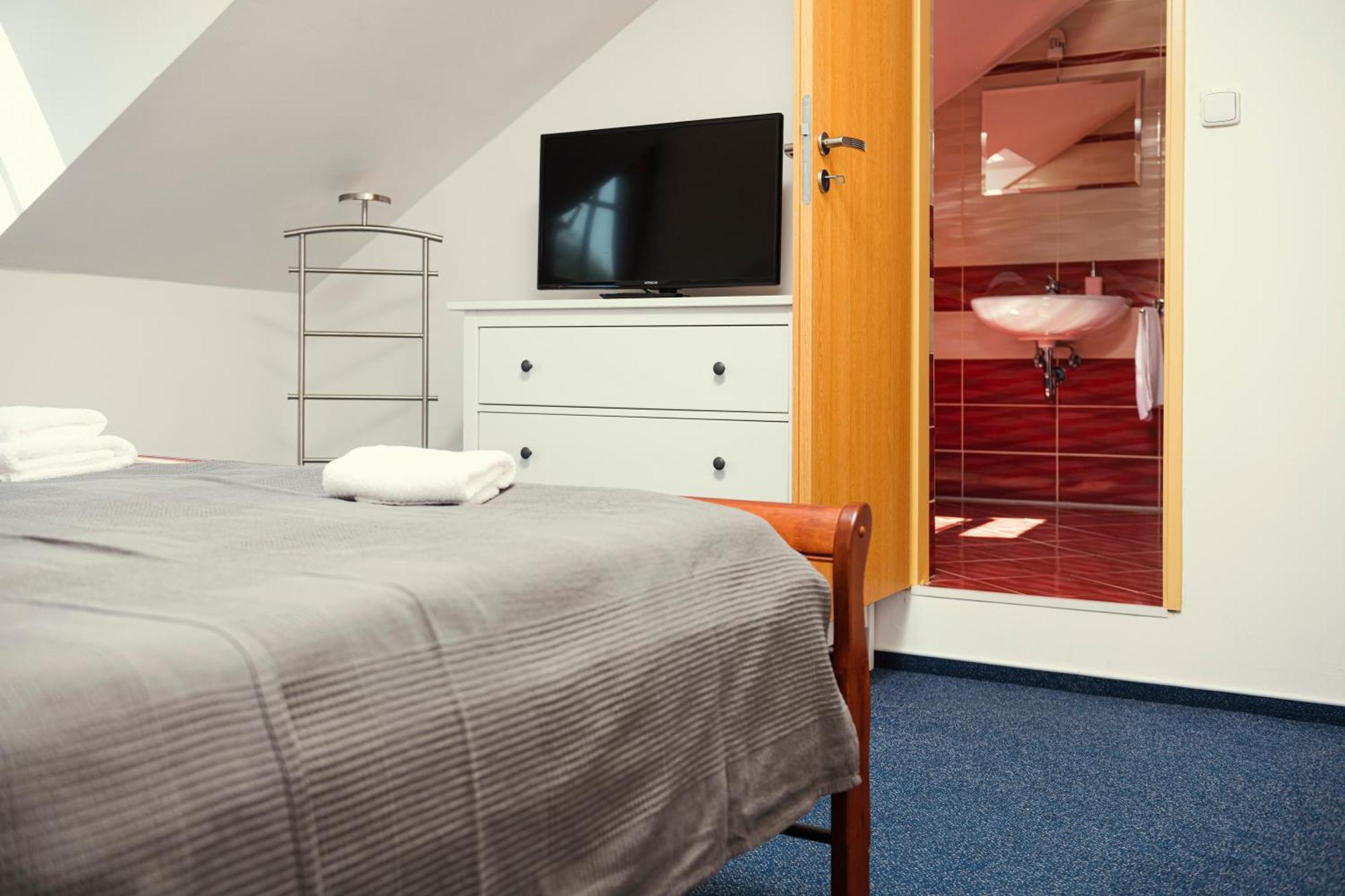 Hotel Ostende Chocerady Dış mekan fotoğraf