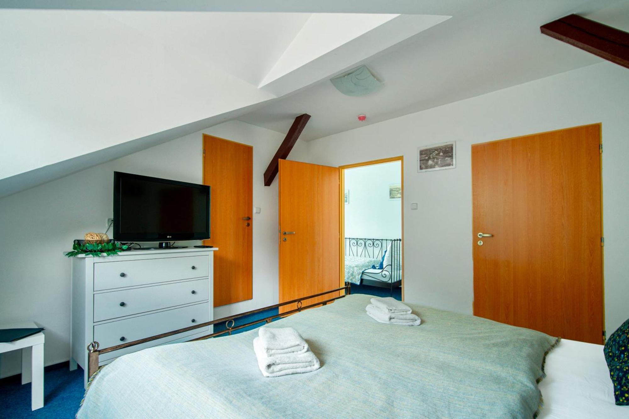 Hotel Ostende Chocerady Dış mekan fotoğraf